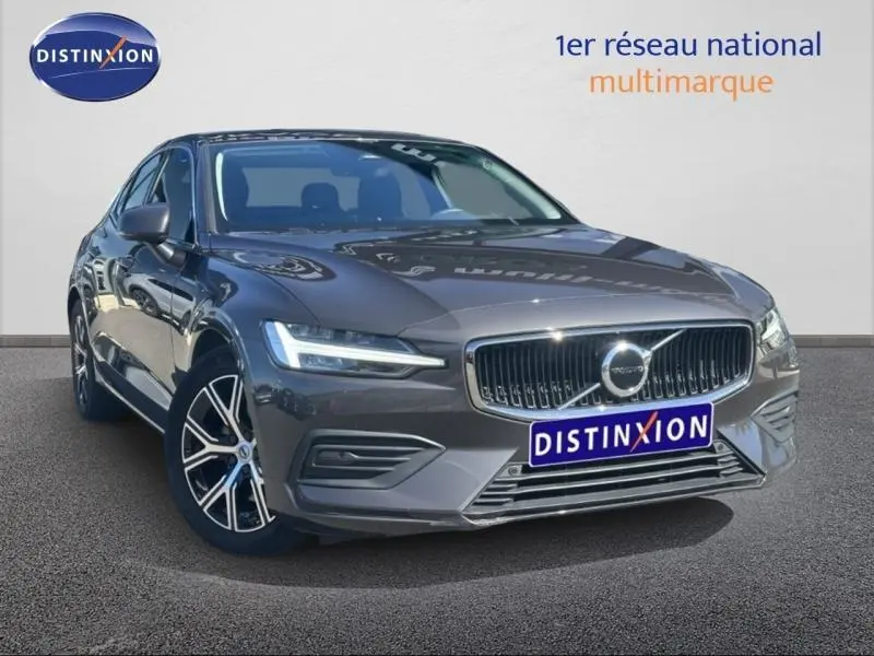 Vue 3/4 avant d'une Volvo S60 B4 gris Platinium métallisé avec calandre distinctive et jantes alliage.