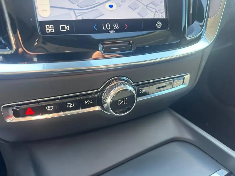 Gros plan sur la console centrale du Volvo S60 gris Platinium, avec molette de contrôle audio et écran tactile.