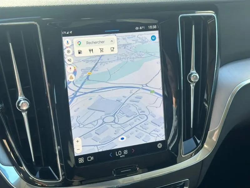 Écran tactile central affichant la navigation GPS dans l’habitacle noir du Volvo S60 Gris Platinium 2024.