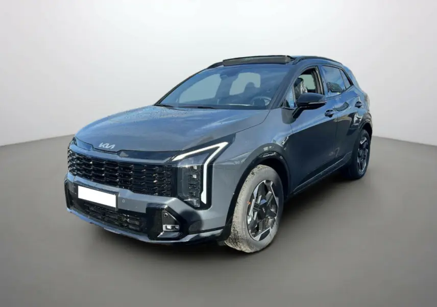 KIA Sportage 1.6 T-GDI HEV 239 GT gris eclipse, vue 3/4 avant avec toit panoramique noir et jantes alu 18 pouces.