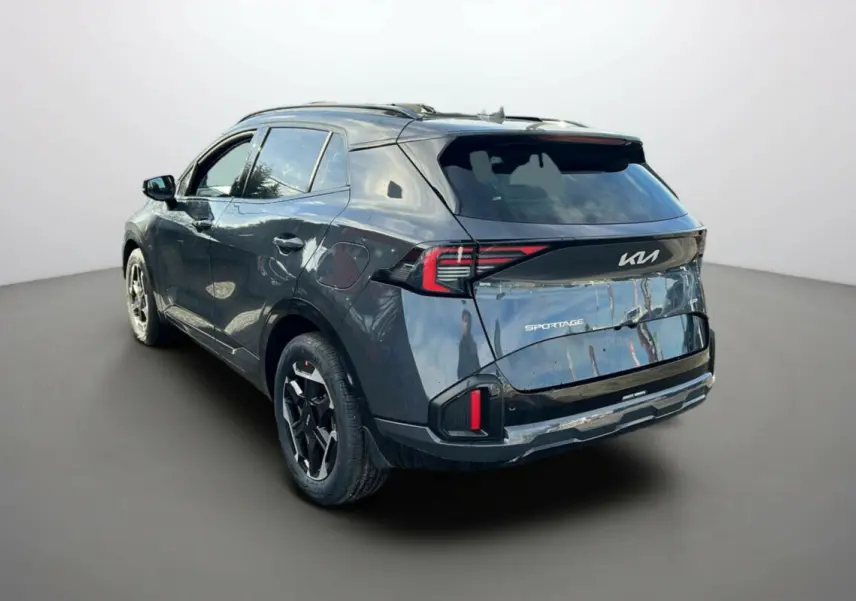 Vue 3/4 arrière gauche d’un KIA Sportage 2026 gris eclipse avec toit noir et feux arrière LED distinctifs.