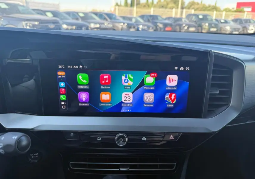 Vue rapprochée de l'écran tactile intérieur de l'Opel Mokka électrique 2025, affichant des applications colorées.