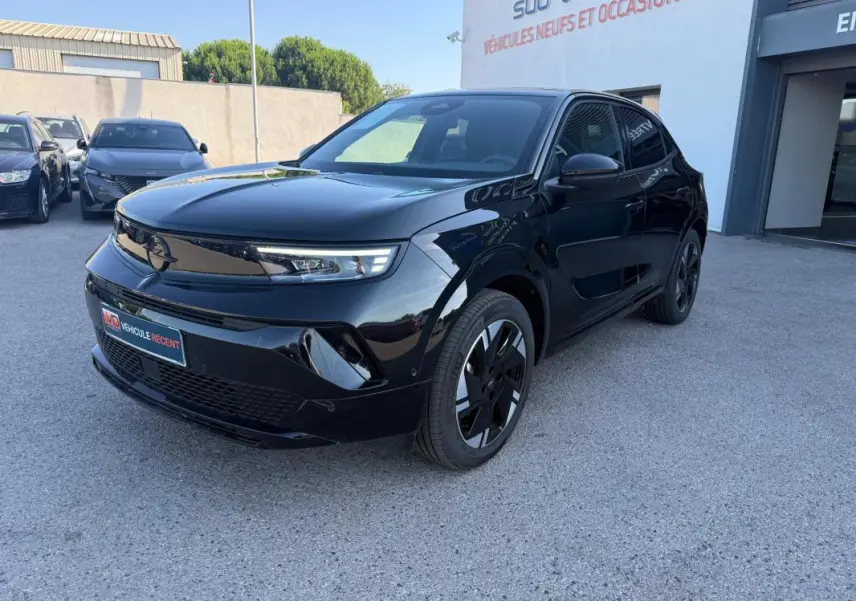 Opel Mokka électrique noir en 3/4 avant droit, avec jantes alliage 17 pouces et vitres surteintées.