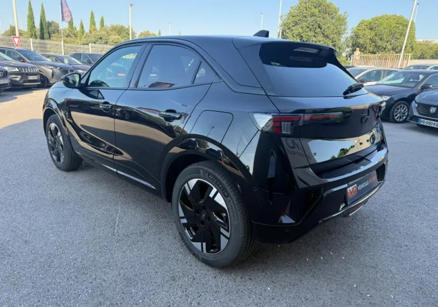 Opel Mokka électrique noir vu en 3/4 arrière droit, avec jantes alliage 17 pouces et vitres surteintées.