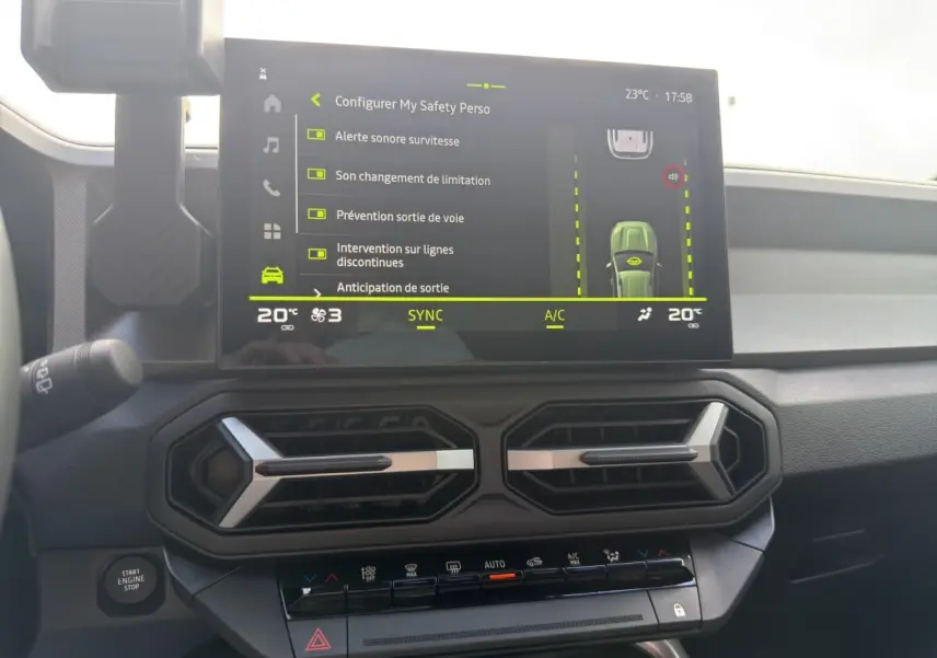 Écran tactile central affichant les aides à la conduite dans l'habitacle du Dacia Bigster vert 2025.