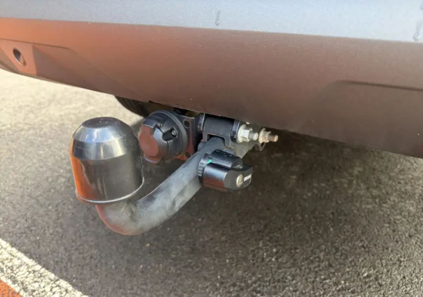 Gros plan sur l'attelage RDSO noir fixé sous le pare-chocs arrière du Dacia Bigster vert 2025.