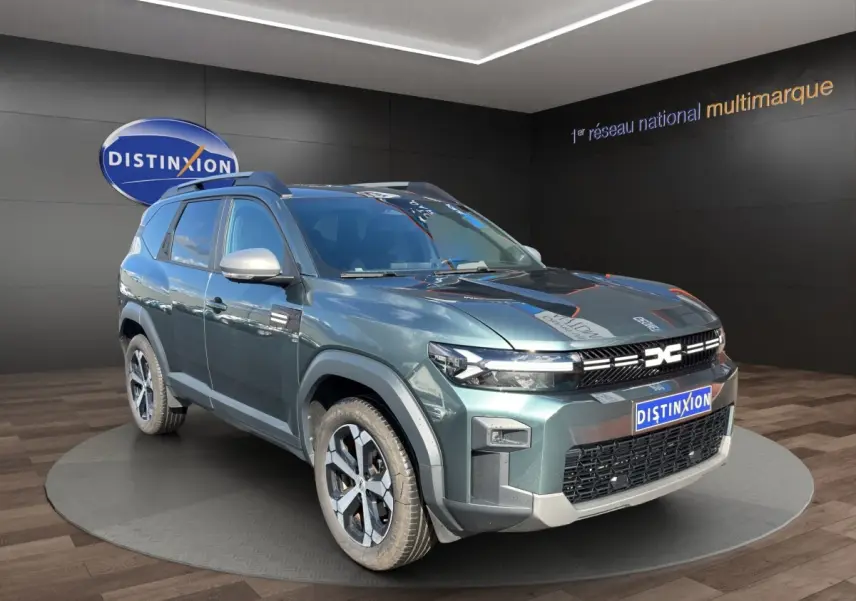 Dacia Bigster vert en 3/4 avant droit, avec calandre noire et jantes alliage distinctives en showroom.