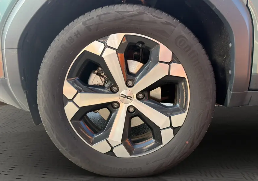 Gros plan sur la roue avant droite du Dacia Bigster vert avec jante alliage bicolore et pneu Continental.