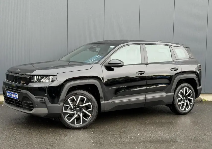 Jeep Compass noir Vulcano en vue 3/4 avant droit, avec jantes alliage 19 pouces et détails noirs mats.