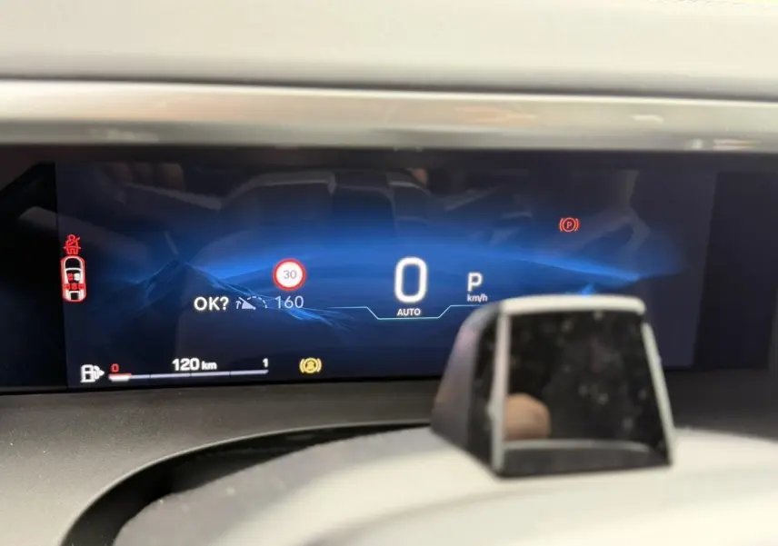 Tableau de bord numérique du Jeep Compass 2026 affichant la vitesse à 0 km/h et l'alerte limite à 30 km/h.