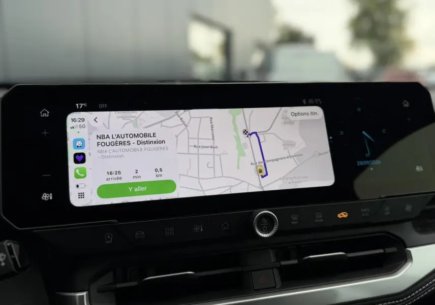 Vue rapprochée de l’écran tactile central du Jeep Compass 2026 affichant un itinéraire GPS.