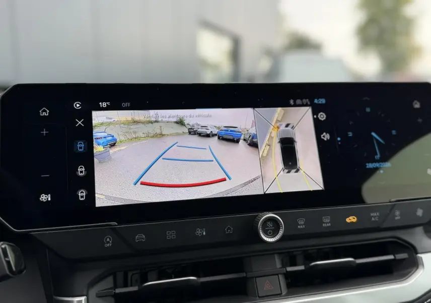 Écran tactile intérieur montrant la caméra 360° et l'aide au stationnement du Jeep Compass noir Vulcano.
