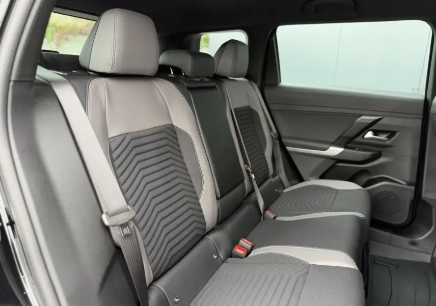 Vue intérieure côté droit des sièges arrière gris anthracite et TEP du Jeep Compass NV Hybrid 2026 avec ceintures visibles.