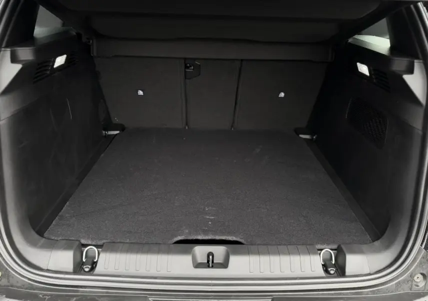 Coffre ouvert vu de l'arrière du Jeep Compass noir Vulcano, espace de chargement propre et vide.