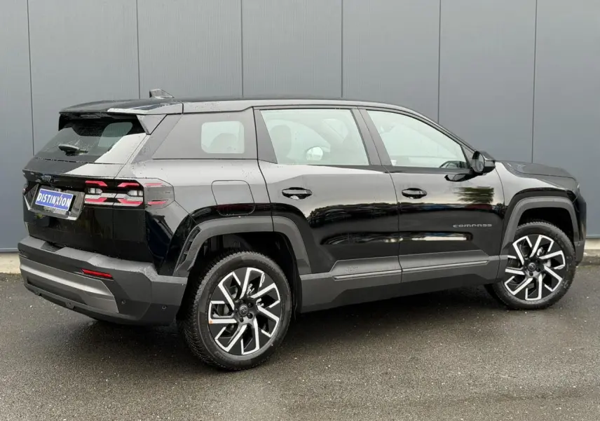 Jeep Compass NV Hybrid noir Vulcano vu de profil droit arrière, avec jantes alliage 19 pouces et feux LED distinctifs.