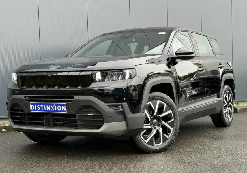 Jeep Compass noir Vulcano en 3/4 avant droit, avec jantes alliage 19 pouces et calandre noire distinctive.
