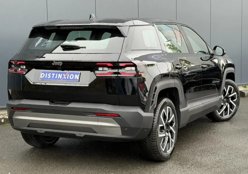 Jeep Compass noir Vulcano vu en 3/4 arrière droit, avec jantes alliage 19 pouces et feux arrière LED distinctifs.