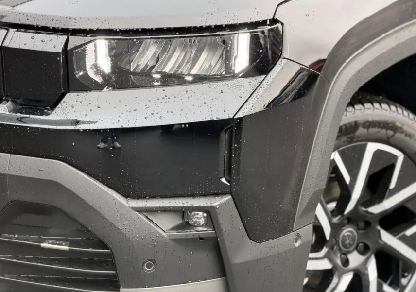 Gros plan sur l'avant droit noir Vulcano du Jeep Compass 2026, avec projecteur LED et jante alliage 19 pouces.
