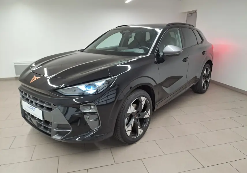 Vue 3/4 avant du CUPRA TERRAMAR noir minuit avec jantes 20'' Gravity et feux avant allumés en intérieur.