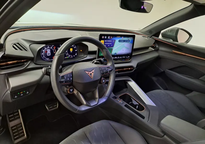 Vue intérieure côté conducteur du CUPRA TERRAMAR 2025 avec tableau de bord digital et volant au logo cuivré.