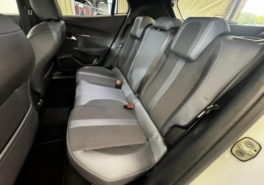Vue intérieure côté droit des sièges arrière gris foncé de la Peugeot 2008 blanc 2021 avec ceinture et appuie-têtes.