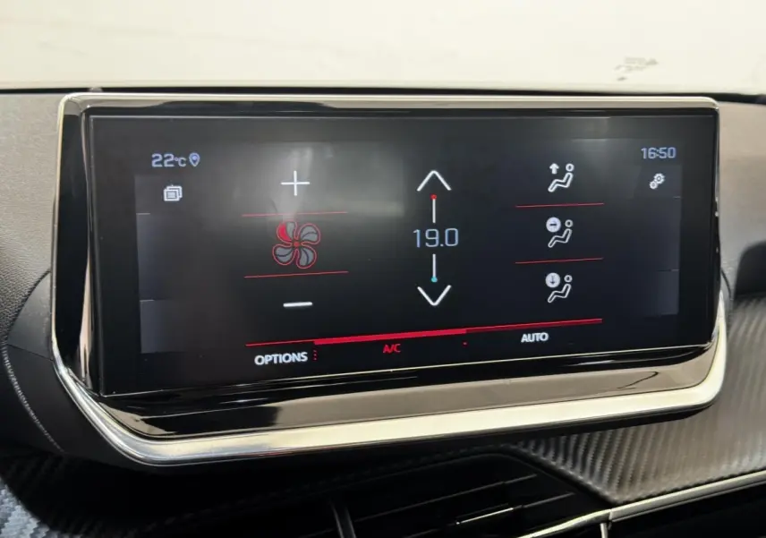 Écran tactile central affichant la climatisation à 19°C dans l’habitacle du Peugeot 2008 blanc, vue rapprochée.