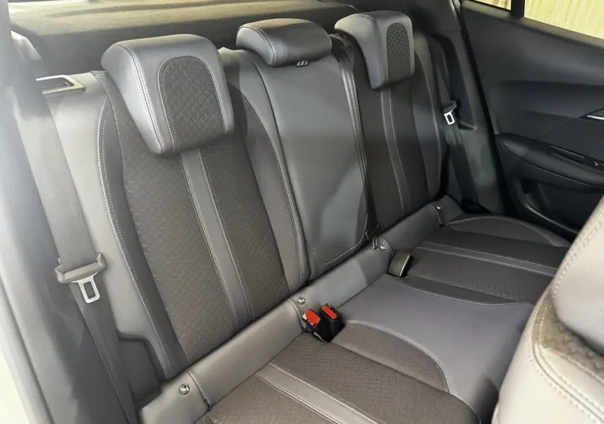 Vue intérieure des sièges arrière noirs du Peugeot 2008 PureTech 130 S&S Allure Business 2021, avec appuie-têtes et ceintures visibles.