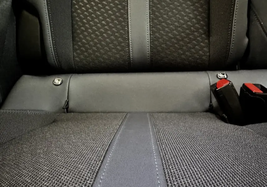 Gros plan sur la banquette arrière noire du Peugeot 2008 PureTech 130 S&S Allure Business 2021, avec ceintures visibles.