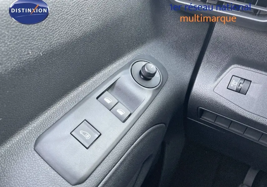Détail des commandes de réglage des rétroviseurs et vitres côté conducteur du Peugeot Partner 2025, intérieur noir.