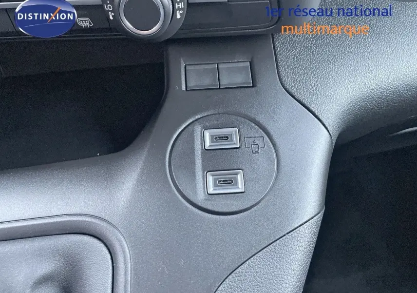 Gros plan sur la console centrale noire du Peugeot Partner 2025, montrant deux ports USB-C côte à côte.