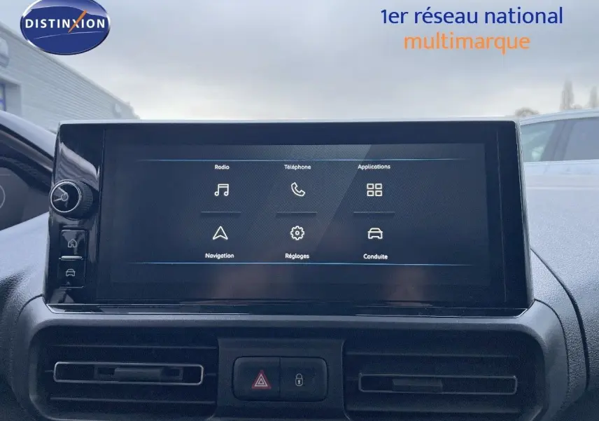 Écran tactile central du tableau de bord du Peugeot Partner 2025, affichant les menus radio, téléphone et navigation.