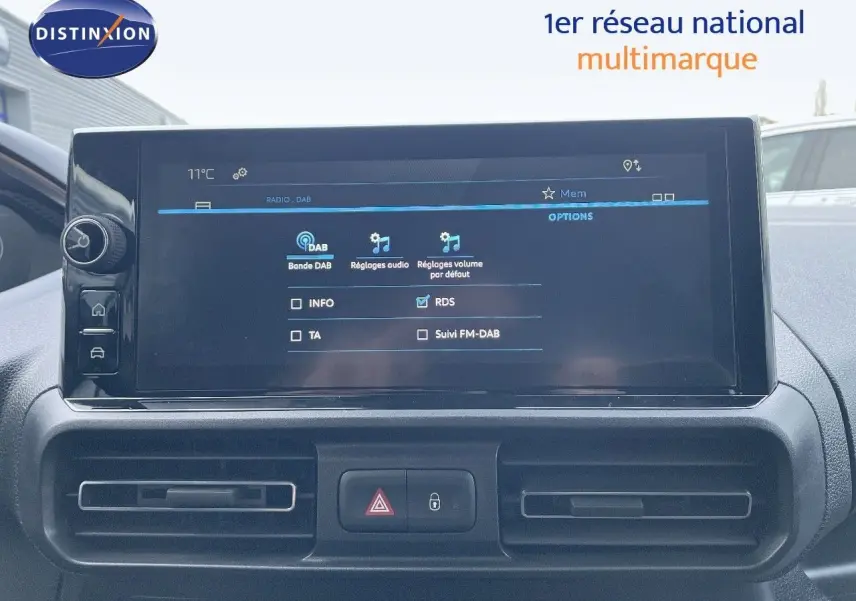 Écran tactile central du tableau de bord du Peugeot Partner 2025, affichant les réglages audio DAB.