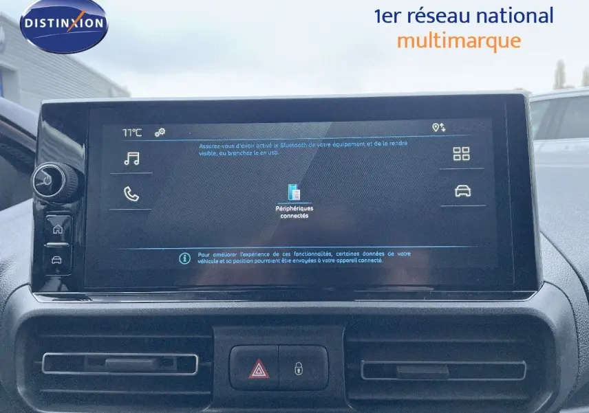 Écran tactile central du tableau de bord du Peugeot Partner 2025, vue frontale en gros plan, interface connectée visible.