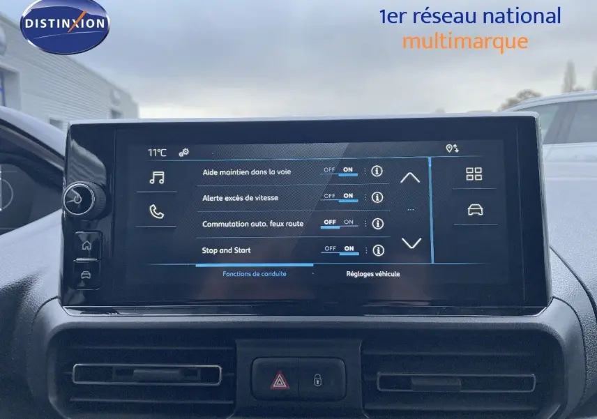 Écran tactile central du Peugeot Partner 2025 montrant les réglages d'aide à la conduite, intérieur noir.