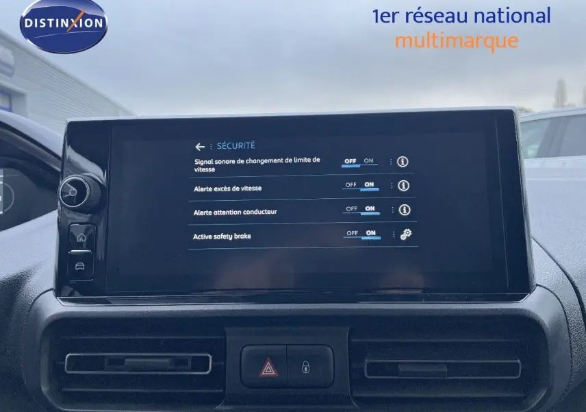 Vue avant du Peugeot Partner 2025 blanc, mettant en valeur sa calandre et ses phares distinctifs.