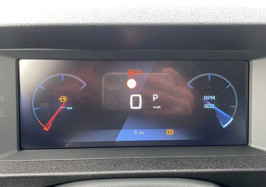 Affichage numérique du combiné de bord du Peugeot Expert gris titane, montrant la vitesse à 0 km/h et le régime moteur à 800 RPM.