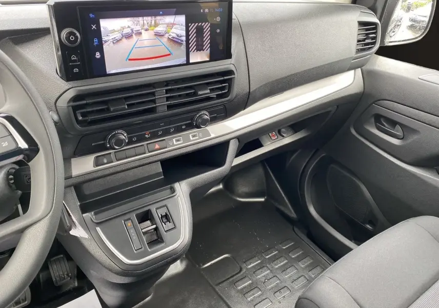 Vue intérieure côté passager du tableau de bord noir et gris avec écran tactile affichant la caméra de recul du Peugeot Expert Cabine Approfondie gris titane.