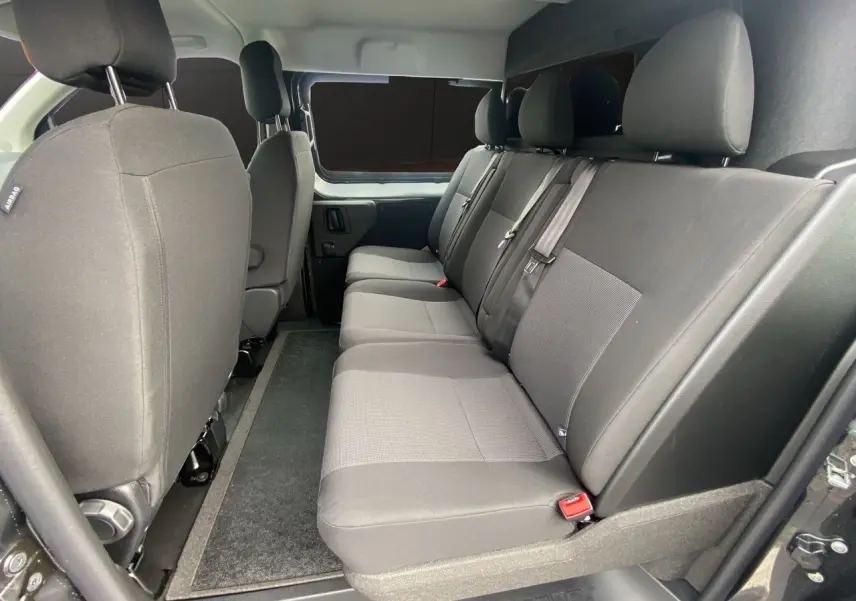 Vue intérieure côté droit des sièges arrière en tissu bi-ton noir et gris du Peugeot Expert Cabine Approfondie 2025.