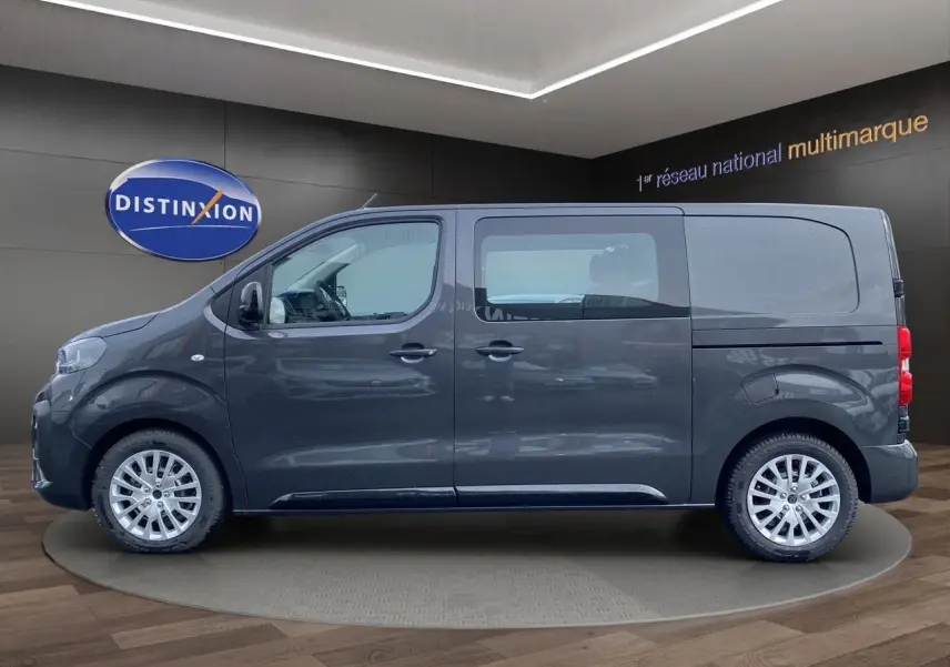 Vue latérale gauche du Peugeot Expert Cabine Approfondie gris titane, avec jantes alliage et vitres teintées.