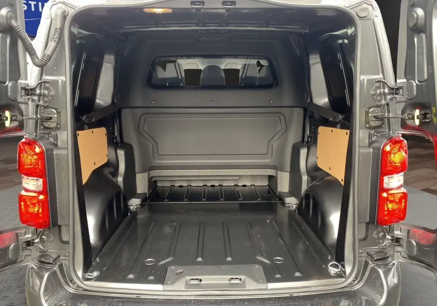 Vue arrière du Peugeot Expert Cabine Approfondie gris titane, portes ouvertes montrant l’espace de chargement vide.