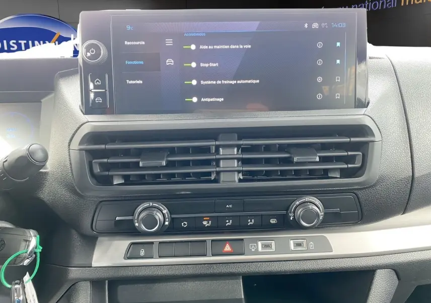 Vue rapprochée de la console centrale du Peugeot Expert gris titane, avec écran tactile et commandes climatisation.