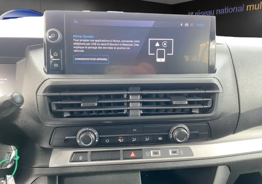 Vue rapprochée de la planche de bord noire du Peugeot Expert Cabine Approfondie 2025 avec écran tactile et commandes climatisation.