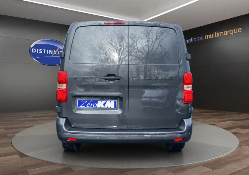 Vue arrière du Peugeot Expert Cabine Approfondie gris titane avec portes battantes et feux rouges visibles.