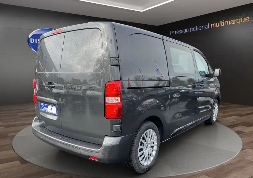 Vue 3/4 arrière droit du Peugeot Expert Cabine Approfondie gris titane avec portes arrière battantes et jantes argentées.