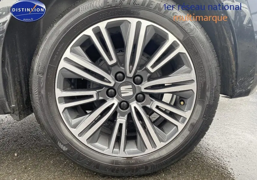 Gros plan sur la jante alliage 16 pouces design de la SEAT Ibiza noir minuit, roue avant droite visible.