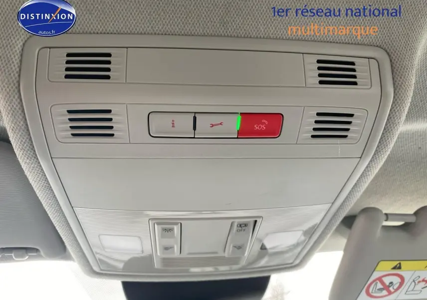 Vue intérieure en gros plan du plafonnier avec bouton SOS et éclairage dans une SEAT Ibiza noir minuit 2025.