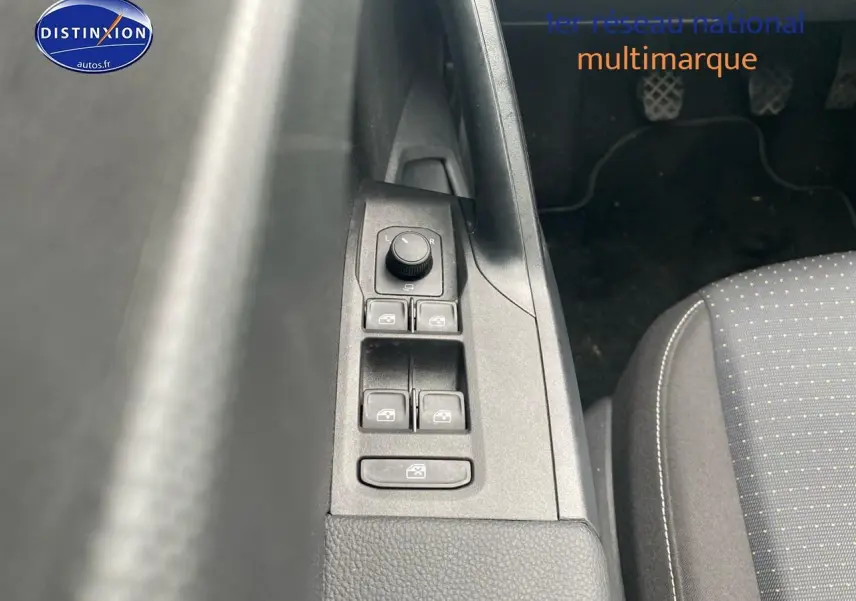 Vue rapprochée sur la commande des vitres électriques côté conducteur et tissu gris du siège d’une SEAT Ibiza noir minuit 2025.