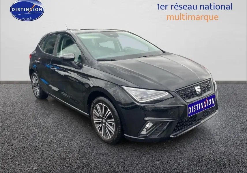 SEAT Ibiza noir minuit vue 3/4 avant droit avec phares full LED et jantes alliage design 16 pouces.