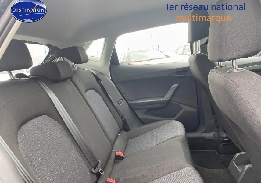 Vue intérieure côté droit montrant la banquette arrière en tissu gris de la SEAT Ibiza 1.0 TSI 95 Copa noir minuit 2025.