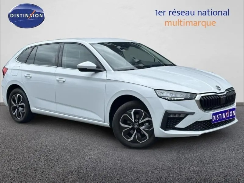 Vue 3/4 avant droite d'une Skoda Scala blanc cristal avec calandre chromée et jantes alliage noires.